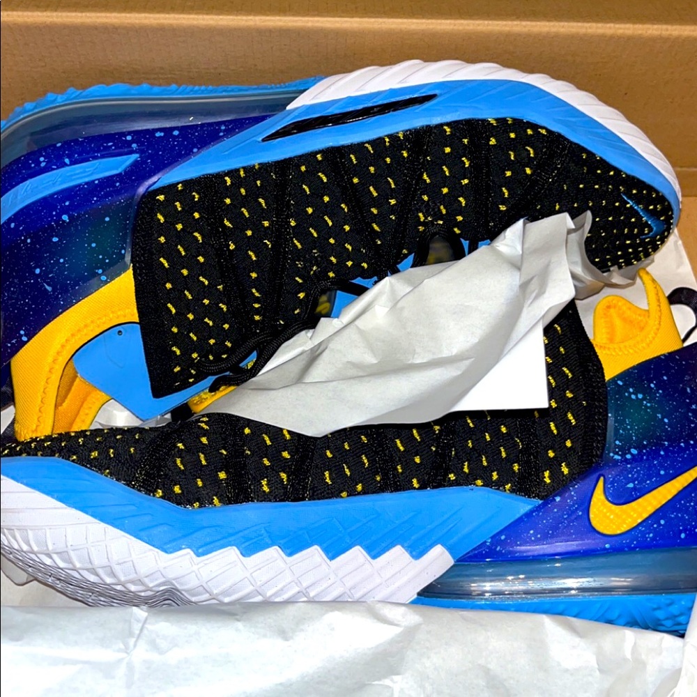 Lebrons 19 brand new. Fresh out the box. Size 11
